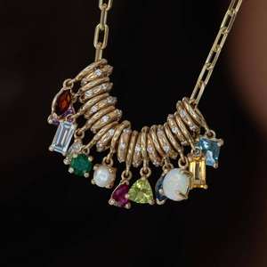 Collar de Moda con Dije de Circonita de 12 Piedras de Nacimiento y Amuletos de Acero Inoxidable Chapado en Oro de 18k - Product Image 1