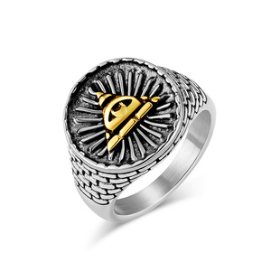 Un elegante y sofisticado anillo para hombre con un diseño vintage de pirámide egipcia en acero de titanio, que encarna el "Ojo de Dios" - Product Image 5