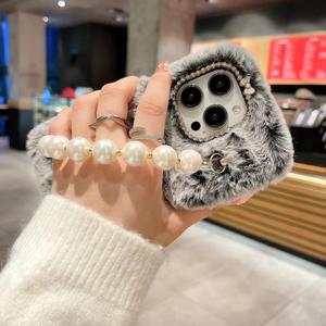 2023 nueva funda de teléfono de felpa <span class=keywords><strong>Applin</strong></span> de Color sólido de lujo con pulsera de perlas para mujer y niñas para iPhone 12 13 14 15 pro Max - Product Image 6
