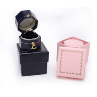 Boîte à bagues de luxe personnalisée, rigide, à charnière, avec couvercle rabattable, boîte cadeau pour bijoux, insert en velours pour bague, estampage à chaud personnalisé, logo personnalisé, vente en gros