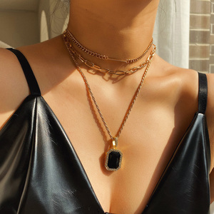 Conjunto de 3 Peças de Colar Choker com Cordão Dourado, Pingente Quadrado Preto com Pedra de Resina - Product Image 4