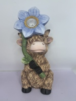Hochland-Kuh Gartenfigur aus Harz mit Blumenkrone, Willkommensschild & Solar-Laterne, Wasserfeste Outdoor-Tierfigur