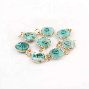 Pendentif en pierre précieuse de quartz solaire naturel vert pour femmes Collier à caution unique avec connecteur plaqué or pour la fabrication de bijoux - Product Image 1