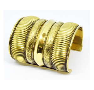 Manchette vintage de Noël en laiton massif 2024, bijoux pour femme, design grille en laiton lourd, bijoux imprimés pour l'hiver - Product Image 4