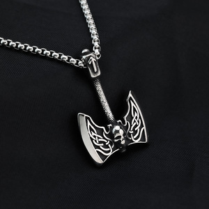 Yunnique Collar con colgante de hacha vikinga de acero inoxidable para hombre, diseño geométrico, estilo retro, para combinar con ropa - Product Image 1