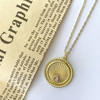 Collier classique en laiton plaqué or 18 carats avec pendentif en forme de coquille et motif soleil vintage