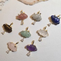 Pendentif en pierre naturelle motif étoiles et nuages, design tendance, niche, luxe léger haut de gamme, plaqué or fer.