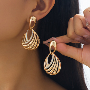 Boucles d'oreilles tendance géométriques simples en forme de goutte d'eau, incrustées, pour femmes, idéales pour le quotidien et les soirées – Nouveauté transfrontalière très prisée - Product Image 1