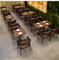 Ensemble de meubles de restaurant rétro, canapé en cuir marron rembourré, table en bois avec chaises en cuir pour bar à whisky, speakeasy