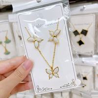 Set Perhiasan Wanita Cantik, Kalung Liontin Bunga Hati dari Baja Anti Karat dengan Set Anting Black Clover Warna-warni