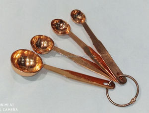 Cucharas medidoras de metal con acabado Chapado en color dorado y diseño grabado perfecto para medir y usar en la cocina elegante - Product Image 3