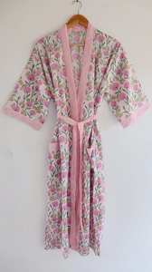 Bata kimono de algodón con estampado floral para mujer, diseñada para ofrecer comodidad transpirable y un ajuste relajado. - Product Image 2