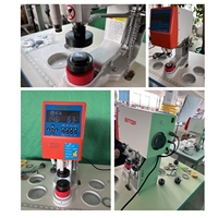 Machine automatique de pose de boutons à pression pour la production de rideaux