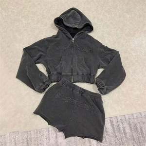 Conjuntos de pantalones cortos con capucha y cremallera de peso pesado lavados Vintage para mujer estampado de logotipo personalizado bordado diamantes de imitación chándales sólidos hasta la rodilla - Product Image 1