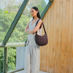 กระเป๋าสะพายไหล่น้ำหนักเบามีสายปรับได้ออกแบบโลโก้ได้ตามต้องการ - Product Image 5