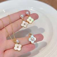 Ensemble de 3 pièces de haute qualité, collier et boucles d'oreilles en perles d'eau douce naturelles de 6 à 8 mm, coquille d'eau de mer dorée incrustée, trèfle à quatre feuilles pour les fêtes