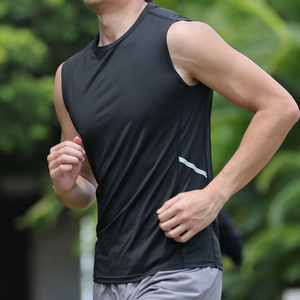 เสื้อกีฬาวิ่งแบบใหม่ น้ำหนักเบา แห้งเร็ว ระบายอากาศดี ออกกำลังกายได้ ไร้แขน ผลิตจากโพลีเอสเตอร์ 100% ทรงพอดีตัว สำหรับผู้ชาย - Product Image 1