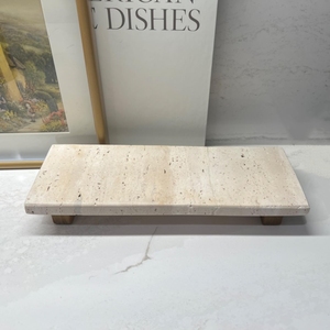 Vassoio di Servizio Rettangolare in Travertino Naturale con Piedini per Bagno, Vassoio Decorativo Beige con Base, Supporto per Stoccaggio in Cucina - Product Image 1