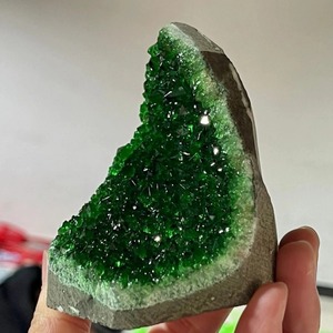 Pierres précieuses de quartz de guérison naturelles de 300 à 400 g, artisanat en cristal gravé, cadeaux de vacances, cristal de géode de quartz vert - Product Image 3