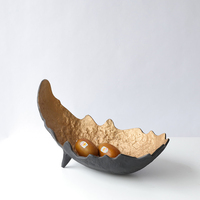 Plateau de fruits en métal en forme de croissant Sculptures décoratives pour la maison Ornements d'artisanat en métal en alliage d'aluminium pour un usage domestique