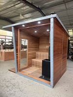 Sauna moderne en cèdre rouge avec cadre noir, verre haut et chauffage à pierres, pour jardin, vente en gros