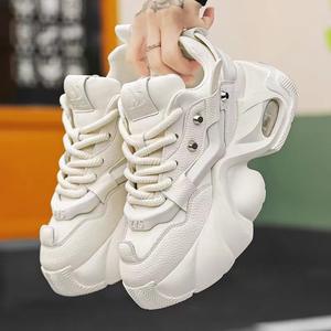 2024 <span class=keywords><strong>TikTok</strong></span> Hot New Plus Size Chaussures de papa pour hommes Hauteur augmentant les baskets de sport polyvalentes résistantes à l'usure avec doublure en maille à la mode - Product Image 3