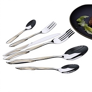 Vente en gros à bas prix Ensemble de couverts en acier inoxydable de qualité supérieure, poli miroir avec design gaufré doré - Product Image 1
