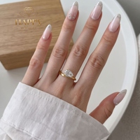 Cincin Pernikahan Desain Tetesan Air Berlapis Emas 14K yang Anggun, Bentuk Bunga Berhiaskan Kristal 6A, Cincin Kuningan Bentuk Gelombang