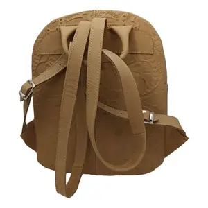 Mochila Fana Karolina Camel de piel de vaca tallada, 5L, correa de hombro arqueada, uso diario, unisex - Product Image 1