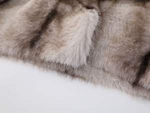 Cappotto in Pelliccia Sintetica Classico Ecologico di Alta Qualità, Spesso e Morbido per l'Inverno, Vendita all'Ingrosso per Donne - Product Image 6