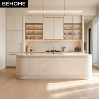 Meubles de cuisine modulaires modernes sur mesure avec îlot incurvé, vitrine en verre et éclairage LED pour projets de villas, hôtels et appartements