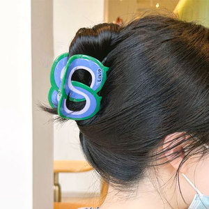 Pince à cheveux géométrique en acétate de 8 cm, pince à cheveux glamour avec logo personnalisé, pince à mâchoire ajourée pour femmes, vente en gros - Product Image 3