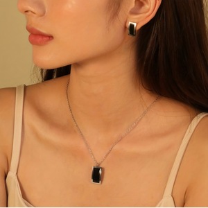 블랙 크리스찬 여성용 스테인리스 스틸 금도금 기하학 디자인 투피스 목걸이와 귀걸이 세트 - Product Image 3