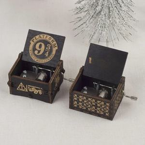 Carillon Personalizzato in Legno a Manovella Musica <span class=keywords><strong>Film</strong></span> Harry Potter per Regalo <span class=keywords><strong>di</strong></span> Compleanno per Bambini W23-525 - Product Image 1