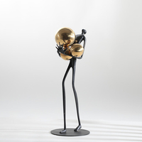 Statue moderne en métal noir et or de l'homme avec boule, pour décoration de bureau à domicile, pièce de décoration pour anniversaire