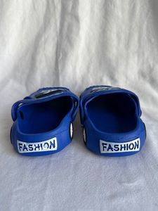 Ciabatte Blu per Bambini a Forma di Auto, Antiscivolo in Plastica, Scarpe Estive per Ragazzi 4-6 Anni, Stile Slip-On alla Caviglia, Tinta Unita, Suola Intermedia in EVA - Product Image 2