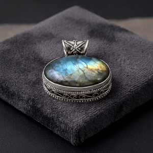 Pendentif artisanal en argent sterling avec labradorite, bijou bohème en pierre précieuse ovale - Product Image 2