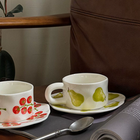 Tasse et soucoupe en céramique style peinture à l'huile vintage, motif pastoral de fruits (tomate et poire)