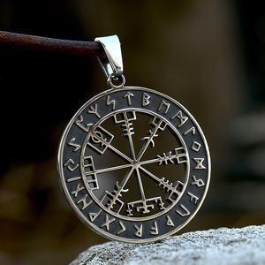 Colgante de Acero Inoxidable 316, Brújula Rúnica Nórdica Vegvisir, Diseño Calado Texturizado, Estilo Gótico Retro, Amuleto de Protección Resistente para Hombre - Product Image 2
