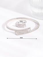 Parure de bijoux en zircon taille princesse géométrique moderne, bracelet ouvert et bague carrés étincelants en zircon pour le bureau, les mariages et les cadeaux de fête