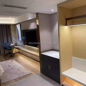 Ensemble complet de mobilier hôtelier pour appartement : lits en bois avec tables de chevet, meuble TV, table d'appoint et armoire - Product Image 4