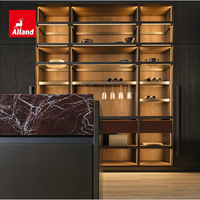 Armoire de cuisine en placage de chêne noir de luxe italien Allandgroup avec portes vitrées ouvertes à LED, îlot en marbre veiné rouge pour villa