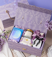 Boîte cadeau rigide en carton écologique élégante avec fermeture magnétique, poignée et motif violet offset pour souvenirs de mariage