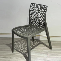 Chaise de salle à manger empilable moderne en plastique, en stock, avec dossier et assise creux pour salon intérieur et extérieur
