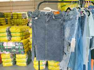 SH05 Ropa de Verano de Segunda Mano de Buena Calidad para <span class=keywords><strong>Mujer</strong></span>, Vestidos de Chifón/Algodón, Jeans/Shorts de Mezclilla, Pantalones Usados, Ropa al Por Mayor - Product Image 3