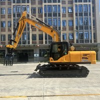 L'excavatrice forestière JG150L est équipée de têtes d'abattage et de grappins en forme de pagaie.