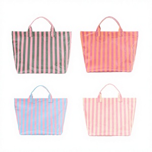 Bolsos de hombro para mujer con estampado de rayas y cadenas bordadas, bolsos de gran capacidad, portátiles, impermeables, de PVC para viajes, verano y otoño - Product Image 4