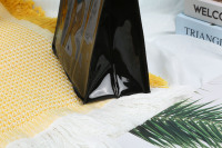 Sac cadeau en PVC noir personnalisable avec poignée en PU durable et marquage à chaud pour l'emballage de cadeaux
