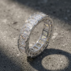Anillo de Eternidad en Oro Amarillo con Moissanita Corte Esmeralda, Engaste en Canal, Estilo Geométrico de Lujo, Anillo de Boda Unisex - Product Image 5