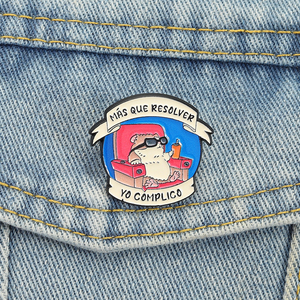 Pin Enamel Hamster Kartun Lucu Humor Spanyol MaS QUE RESOLVER YO COMPLICO Bros Pin Kerah Perhiasan Grosir - Product Image 1